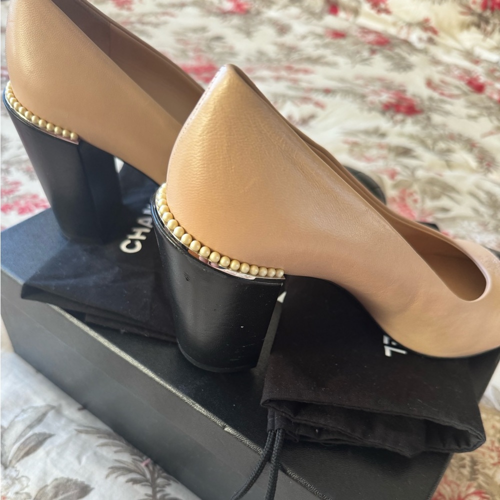 CHANEL 2-TONE PUMPS - Picture 3 of 4